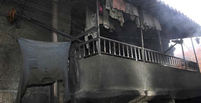 Fallecen dos jóvenes y se busca al padre tras el incendio de su vivienda en Aranga