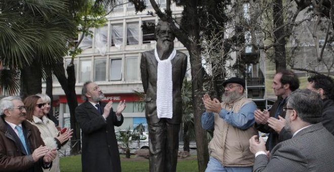 Un año más, y ya son 25, la estatua de Valle-Inclán luce su bufanda blanca