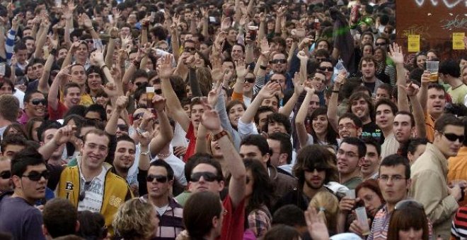 Más de 10.000 jóvenes se concentran esta tarde en Granada en un 'macrobotellón'