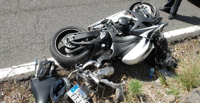 Un muerto y una herida al salirse de la carretera con la moto