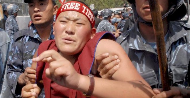 La Policía nepalí arresta a 84 manifestantes tibetanos frente a la embajada china