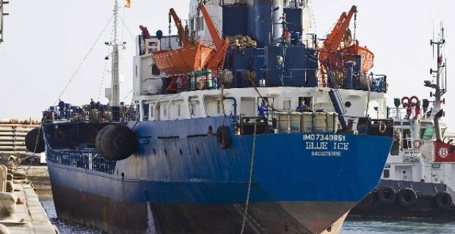Autorizan cargar combustible en Tenerife a un buque que no puede navegar en la UE