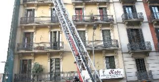 Dos heridos al incendiarse su piso en el centro de Barcelona