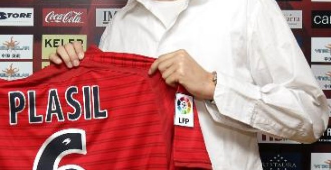 Una camiseta y un balón firmado por Osasuna en una subasta de la FAO
