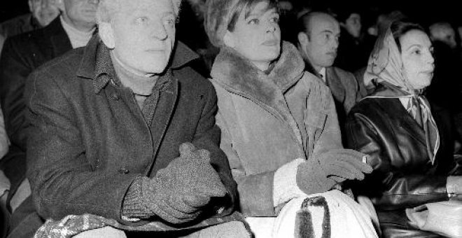 El cineasta Jules Dassin descansa junto a Melina Mercuri a los pies de la Acrópolis