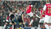 1-1. Los "Reds" salen del Emirates con ventaja pese al domino del Arsenal
