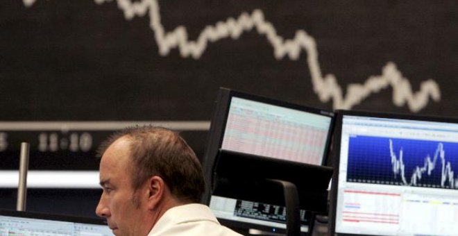 El euro baja hasta 1,5555 dólares a media jornada en la Bolsa de Fráncfort