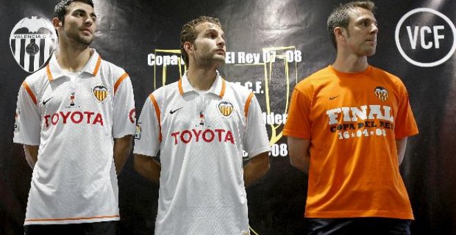 El Valencia saca a la venta camisetas y una bufanda conmemorativa de la final contra el Getafe