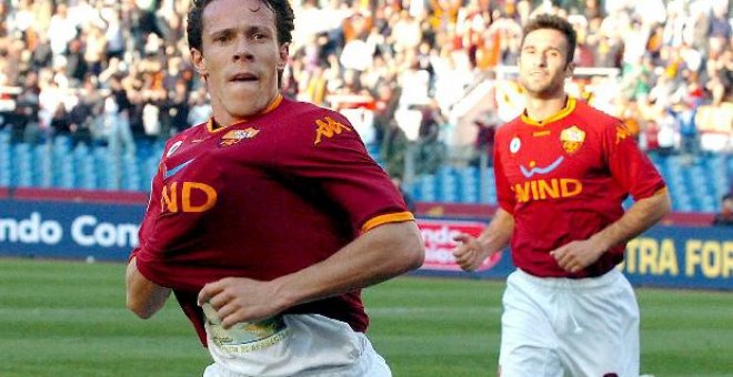 El Roma se coloca a un punto del líder Inter tras vencer al Génova (3-2)