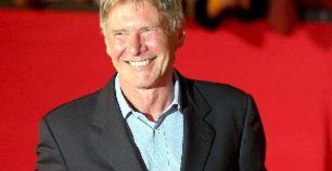 Harrison Ford afirma que lava platos, friega el suelo y recoge el periódico