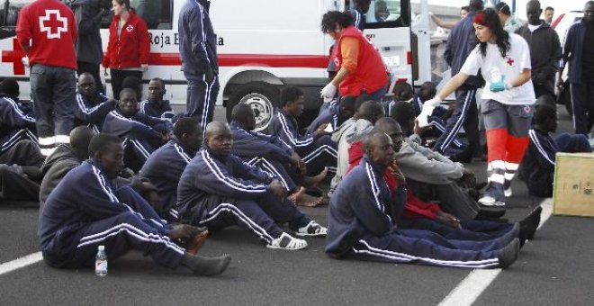 El cayuco que llegó a El Hierro estaba ocupado por 56 personas, doce posibles menores