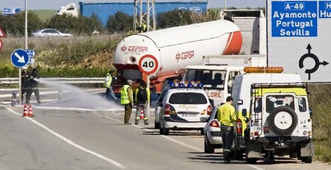 Cinco heridos, dos de ellos atrapados, tras una colisión entrre una ambulancia y un camión en Huelva