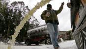 El propietario de Leche Río ordena no recoger la leche en las rutas saboteadas
