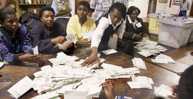 Líderes africanos piden acelerar la difusión de los resultados electorales en Zimbabue