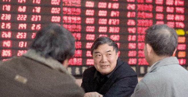 Las bolsas chinas se desploman y Shanghai pierde un 5,62 por ciento