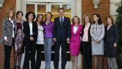 Foto de familia en la Moncloa y primera foto de Zapatero con sus 9 ministras