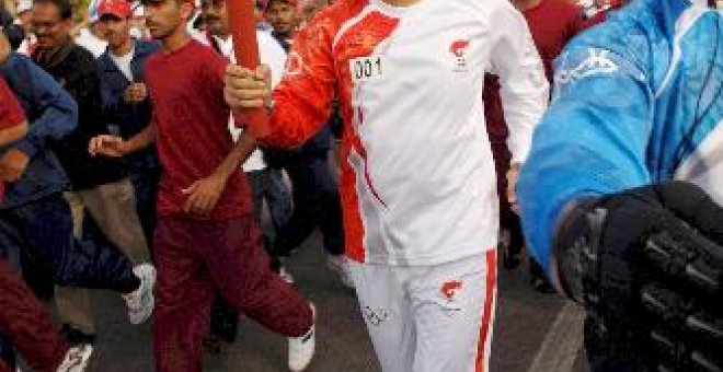 Las medidas de seguridad acompañan también a la antorcha olímpica en Omán