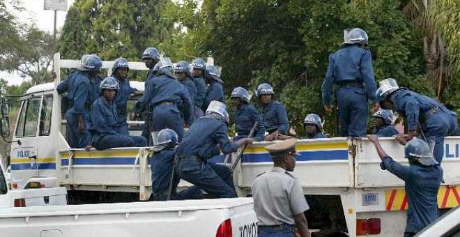 El recuento parcial de los votos en las parlamentarias en Zimbabue favorece al Gobierno