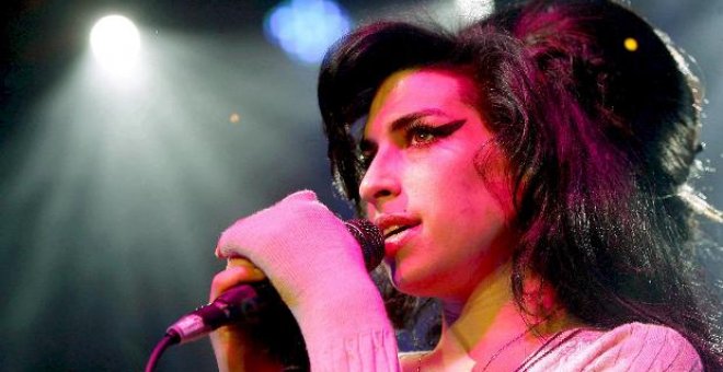 Amy Winehouse recibe una advertencia de la Policía por agresión