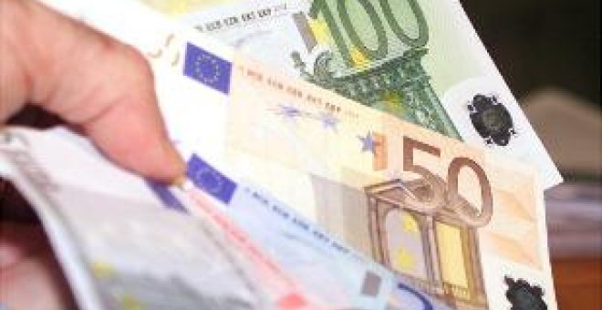 El euro baja hasta 1,5580 dólares en la apertura de la Bolsa de Fráncfort
