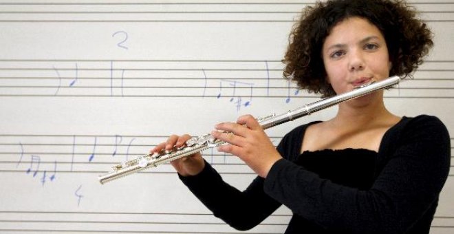 Una flautista de 11 años compone para cambiar el mundo cuando "otros gritan"