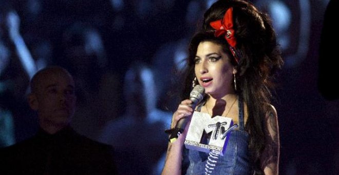 Amy Winehouse, detenida en una relación con presuntos delitos de drogas