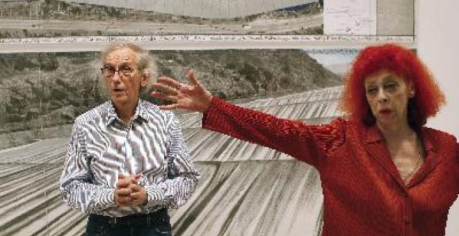 Christo proyecta una pirámide de barriles de petróleo en los Emiratos Árabes Unidos