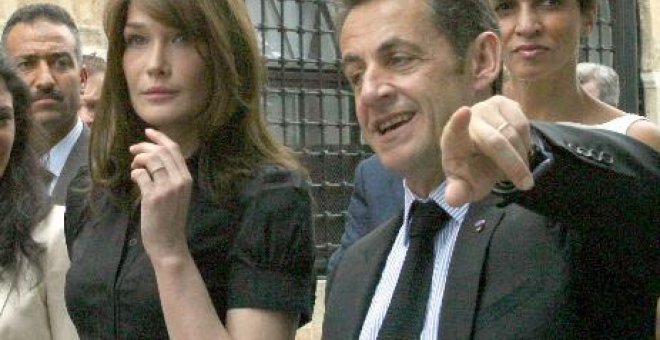 Carla Bruni permite la publicación de una foto de su boda con Sarkozy