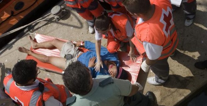 Rescatados en Tarifa cinco inmigrantes a bordo de una lancha neumática