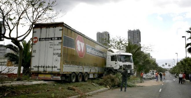 Siete heridos y detenido el conductor del camión que arrolló a tres turismos en Tenerife