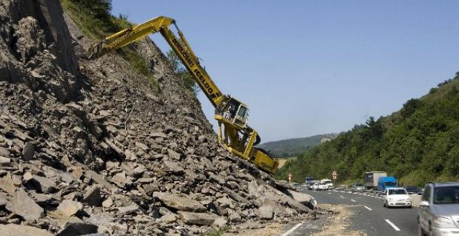 Retenciones en la autopista A-8 en Zumaia y el paso fronterizo de Biriatou tras el desprendimiento de rocas