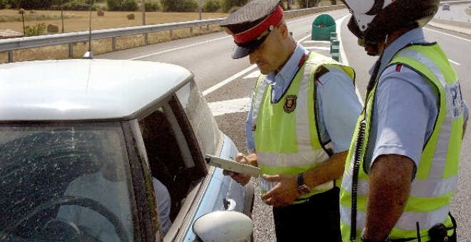 Multan a una conductora por tocarse el pelo al creer que hablaba por el móvil