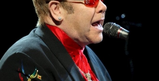 Ofrecen a Elton John más de 3 millones de euros por un concierto de una hora