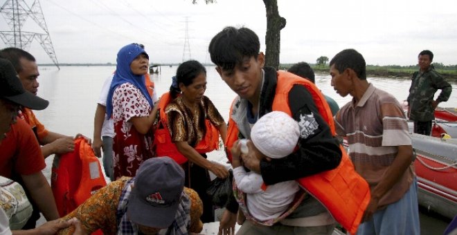 Rescatan a más de 700 pasajeros de un transbordador incendiado en Indonesia