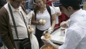 Centenares de personas hacen cola en la Plaza Mayor para probar el cocido de Aldeas Infantiles