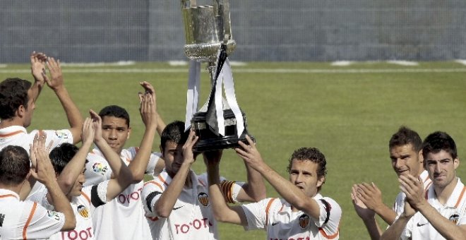 La lluvia deslució el ofrecimiento de la Copa y mitigó las protestas en Mestalla