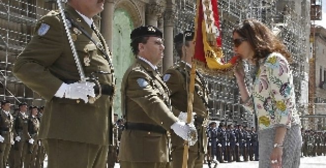 Más de doscientos civiles juran bandera en la plaza del Pilar en Zaragoza