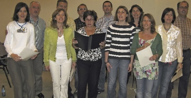 Los controladores aéreos de Barajas crean un coro y debutan con "Quisiera ser tan alta como la luna"