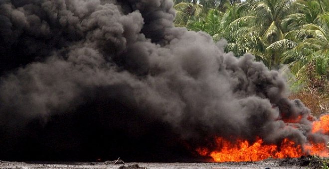 Rebeldes nigerianos dicen haber atacado un oleoducto y matado a 11 soldados