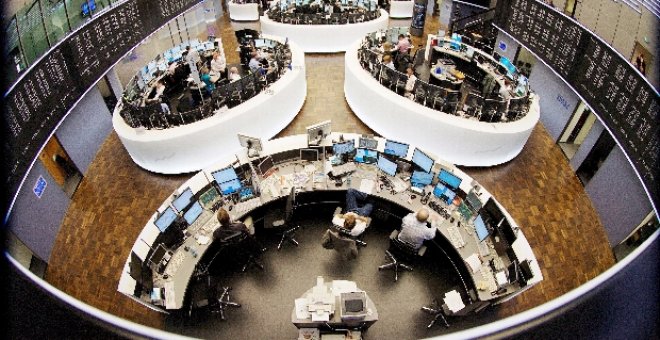 El euro baja hasta 1,5760 dólares a media jornada en la Bolsa de Fráncfort