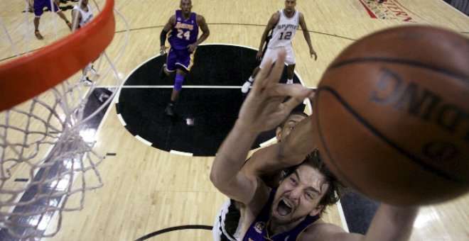 93-91. Bryant y Gasol colocan a los Lakers a un triunfo de las Finales, dominando a los Spurs
