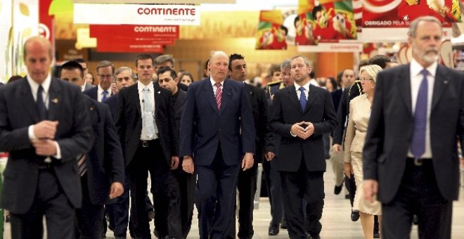 El Rey de Noruega sorprende con una visita al mayor centro comercial de Lisboa