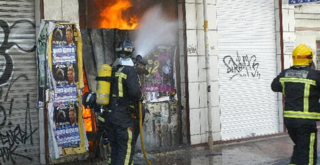 Cinco personas intoxicadas por humo en el incendio en un edificio en Murcia