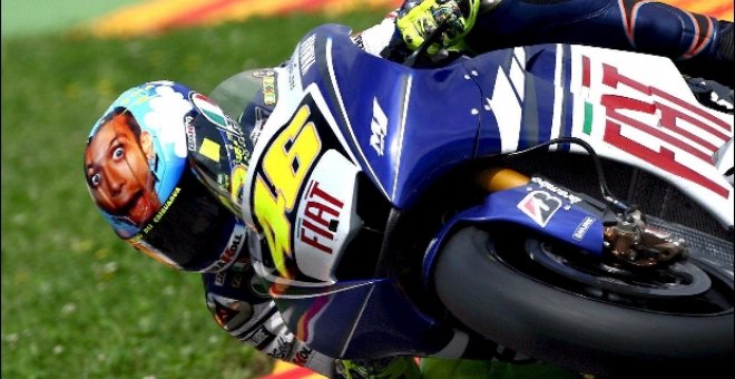 Rossi vuelve a sorprender con un casco nuevo con su cara