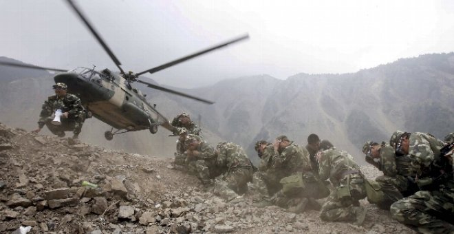 Militares terminan el canal para evacuar el agua del lago chino Tangjiashan tras el seísmo