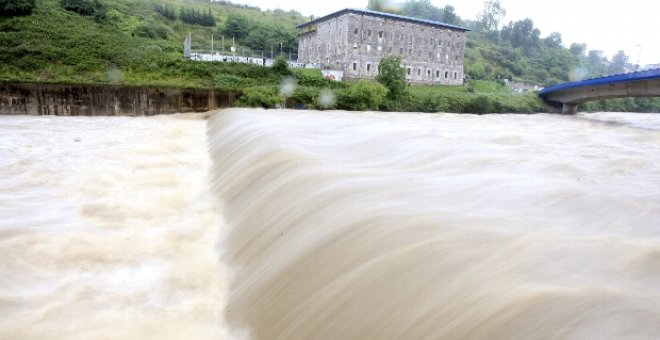 La situación empieza a remitir y el pleamar no causa más inundaciones en el País Vasco