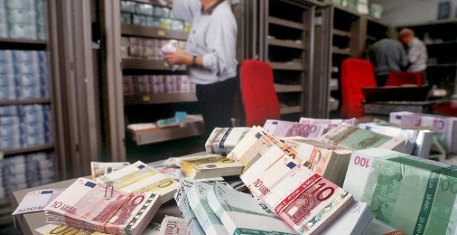 El euro baja hasta 1,5527 dólares en la apertura de la Bolsa de Fráncfort