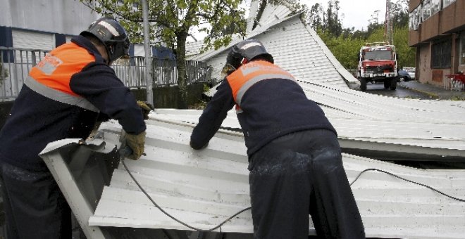 Dos heridos, uno con pronóstico reservado, tras caer una cornisa de un edificio en Vigo