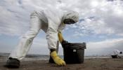 Aparecen nuevos restos de fuel en la playa de Pinedo tras un cambio de viento