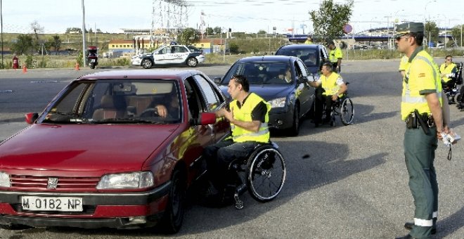 Los conductores, impactados al abordarles alguien en silla de ruedas en controles